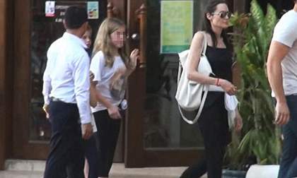 Angelina Jolie giản dị đưa hai con đi mua sắm ở Campuchia