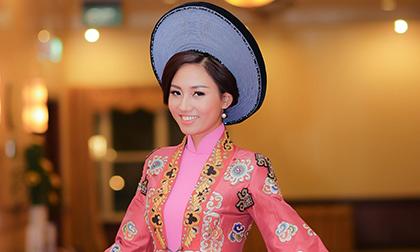 Á hậu Ngô Trà My diện áo dài 'Vương triều' làm vedette 