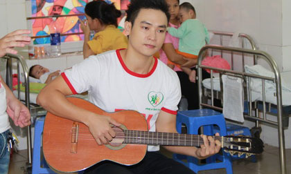 Duy Khoa tự đánh đàn hát cho bệnh nhi ở Viện tim