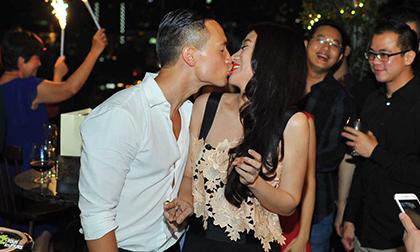 Kim Lý hôn Trương Ngọc Ánh đắm đuối trong tiệc sinh nhật chung