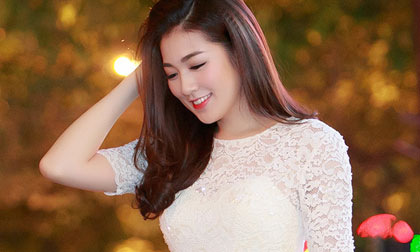 Á hậu Tú Anh xinh xắn, ngọt ngào với đầm ren trắng 
