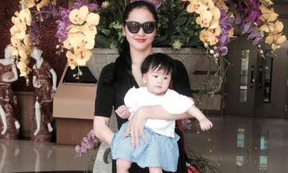 Phan Thị Lý khoe dáng thon gọn bên con gái