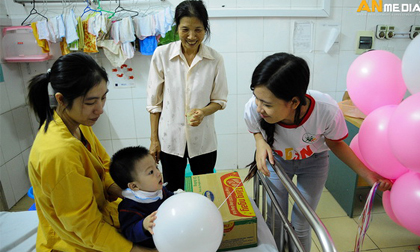 Công ty Tâm Hiếu thăm và trao quà các bệnh nhi tại Bệnh viện Tim Hà Nội