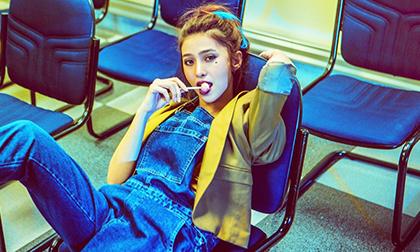 Việt My lạ lẫm trong loạt ảnh học sinh nổi loạn