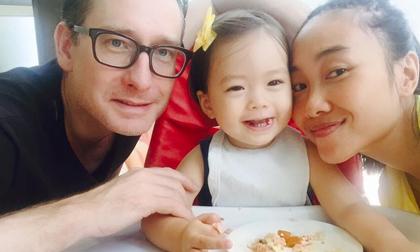 Con gái Đoan Trang biểu cảm đáng yêu khi đi ăn cùng bố mẹ