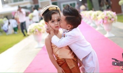 Bố mẹ chi tiền tỷ tổ chức đám cưới cho cặp sinh đôi 3 tuổi