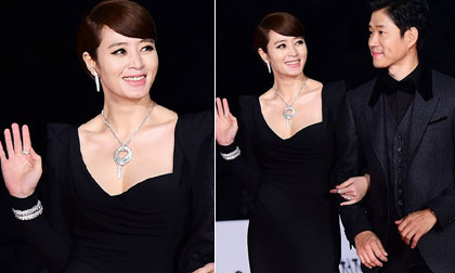 Kim Hye Soo trẻ trung 'vượt thời gian' trên thảm đỏ Rồng Xanh