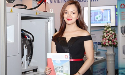 Á hậu Ruby Anh Phạm cá tính và phong cách khi tham dự sự kiện triển lãm