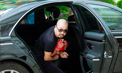 NTK Đức Hùng điển trai như tài tử khi bước xuống từ xe hạng sang gần 30 tỉ