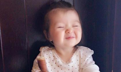 Cadie thích thú khi được ăn chả gà xiên que