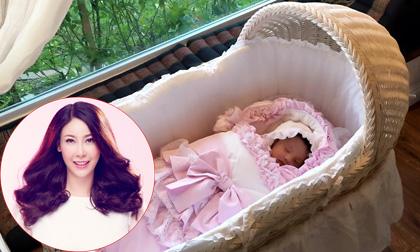 Hoa hậu Hà Kiều Anh khoe ảnh con gái thứ ba tròn 1 tháng tuổi