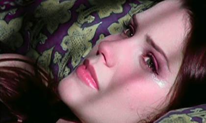 Bí mật kinh hoàng đằng sau bóng đen lướt qua ban công khi chồng đi vắng