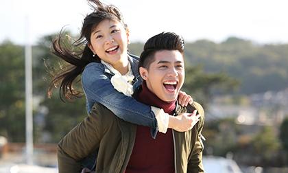 Noo Phước Thịnh cõng 'bạn gái' Nhật lãng mạn trên bờ biển