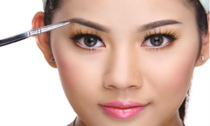 Bí quyết mát xa cho lông mày rậm và đẹp như ý