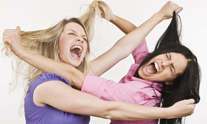 'Đại chiến nảy lửa' của tôi và vợ sếp ngay tại công ty