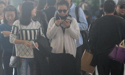 Triệu Vy mặc xuề xòa, luộm thuộm ở sân bay