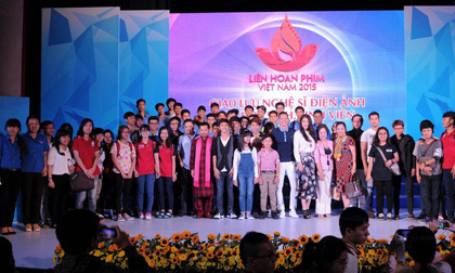 Diễn viên Hùng Cửu Long cùng nhiều nghệ sĩ tại Liên Hoan Phim Việt Nam 2015