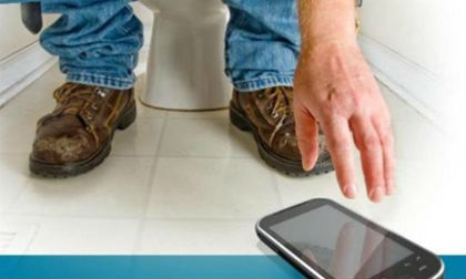 Thói quen khi đi vệ sinh bạn nên tránh