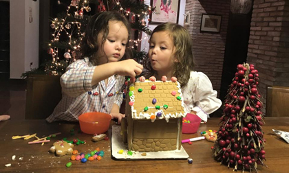 Hai con Hồng Nhung cực đáng yêu khi tự tay trang trí bánh