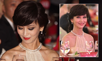 U70 Triệu Nhã Chi gầy trơ xương đòn vẫn diện váy hở vai