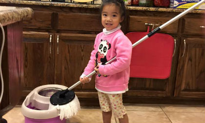 Con gái Hồng Ngọc đảm đang giúp mẹ lau nhà