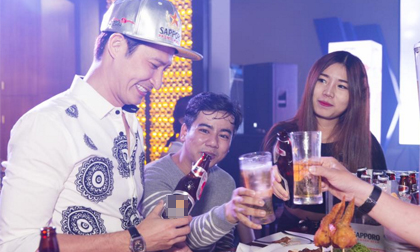 Nhân dịp sinh nhật mình, Huy Khánh... tặng quà cho fan