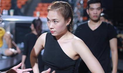 Mỹ Tâm diện đầm lệch vai, tóc thắt bím đi tập nhảy