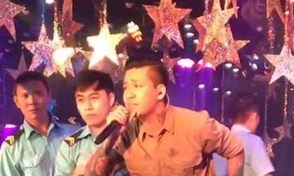 Tuấn Hưng xin lỗi khán giả sau sự cố bị khách ném ly lên sân khấu