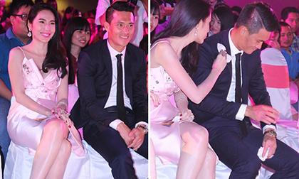 Thủy Tiên chăm sóc Công Vinh kỹ lưỡng giữa sự kiện