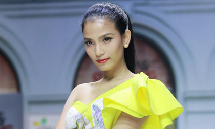 Trương Thị May mặn mà lôi cuốn với trang phục vẽ tay ấn tượng