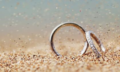 Vứt nhẫn cầu hôn khi nhìn thấy bạn gái đang lên giường cùng người khác