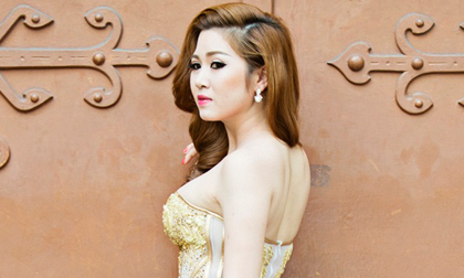 Ca sĩ Ngọc Trân Anh khoe vai trần, thả dáng giữa phố