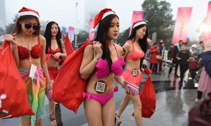 'Bà già' Noel mặc bikini đi phát quà trong tiết trời 5°C