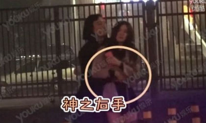 Thiếu gia giàu nhất Trung Quốc hồn nhiên 'hư đốn' với bạn gái trên phố