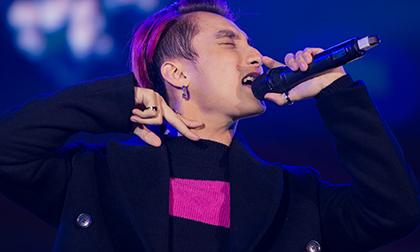 Sơn Tùng M-TP cởi phăng áo khoác vì sức nóng của khán giả