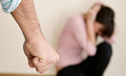 Khóc thét khi thấy con biến dạng do lúc mang thai bị chồng đánh đập