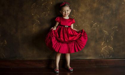 Con gái Hồng Nhung 'đốn tim' fan bằng vẻ lai Tây đáng yêu