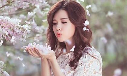 Midu khoe vẻ đẹp kiều diễm bên hoa 