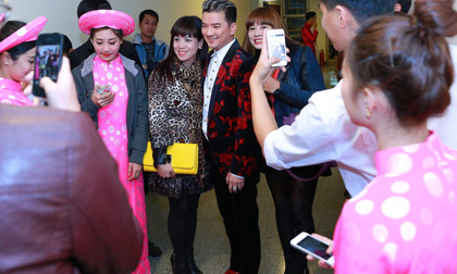 Mr. Đàm bị fans thủ đô vây kín trong show diễn cuối năm