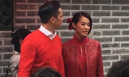 Hồ Hạnh Nhi và chồng cúng tổ tiên trước khi đi hưởng tuần trăng mật