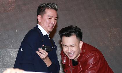 Sau nụ hôn gây tò mò, Đàm Vĩnh Hưng tiếp tục dự họp fan Dương Triệu Vũ