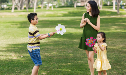 Vợ chồng Hoàng Bách dạy con lối sống lành mạnh