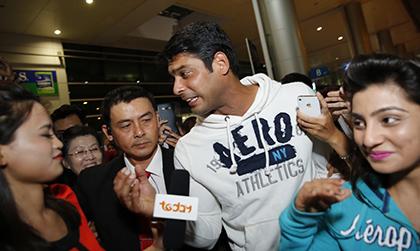 Sao phim 'Cô dâu 8 tuổi' bị fans vây kín tại sân bay Tân Sơn Nhất