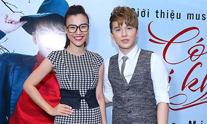 Vắng người yêu, Hoàng Oanh cười tít mắt bên trai đẹp