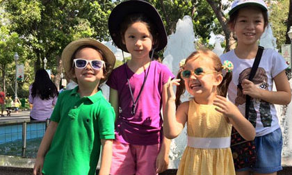 Cặp 'thiên thần' nhà Hồng Nhung vui hết cỡ khi được đi sở thú