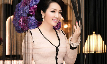 Hoa hậu Giáng My diện đầm được con gái mua từ Mỹ về tặng