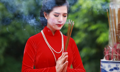 Người đẹp Nhã Uyên bất ngờ rẽ hướng làm MC