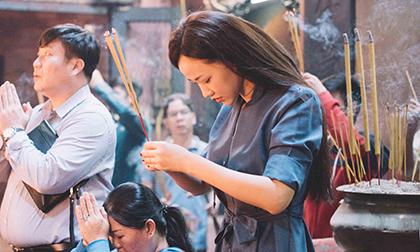 Maya đi chùa cầu bình an sau scandal