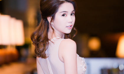 Ngọc Trinh khoe số đo hoàn hảo với đầm ren trong suốt