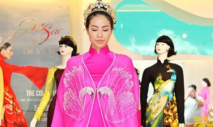 Phạm Hương  đội vương miện đi thử áo dài 